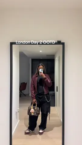 Day 2 in London OOTD 🖤 #outfitideas #OOTD #fyp 