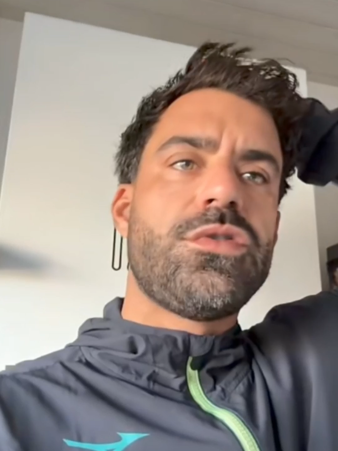Vincent Queijo qui demande à ses filles si le repas est bon… et sa fille qui répond “ouais” 😅 il a pas validé la réponse 😂🍽️ #VincentQueijo #DadLife #FamilyMoment #fyp #realitytv