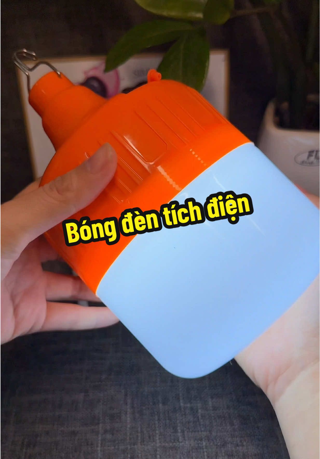 Bóng đèn tích điện #dentichdien #bongdentichdien200w #bongtichdien150w #bongtichdiensieusang  @Yến Chợ Xép 🎒  @Yến Chợ Xép 🎒  @Yến Chợ Xép 🎒 