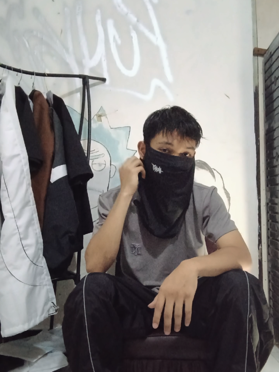 “Simple, ringan, dan fungsional. Shady Joy Anti UV, pelindung dari matahari sekaligus pelengkap outfit kamu. #EverydayEssential #UVProtection ”