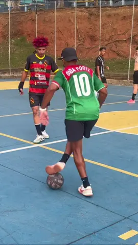 Essa foi no tempo certo 💪🏽 . #futebol #futsal #fyp #drible #futebolderua 