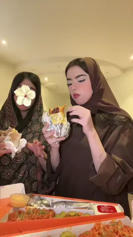 بيت الشاورما كبروا و كملو 25 سنة وبهذي المناسبة منزلين لكم بوكسات المنيو الأسطوري ، تقدرون تطلبونه عن طريق تطبيقهم الخاص وبكود خصم ( توصيل ) يصير التوصيل ب ٥ ريال AD🧡   @بيت الشاورما  #البيت_يكبر_فيكم #المنيو_الاسطوري 