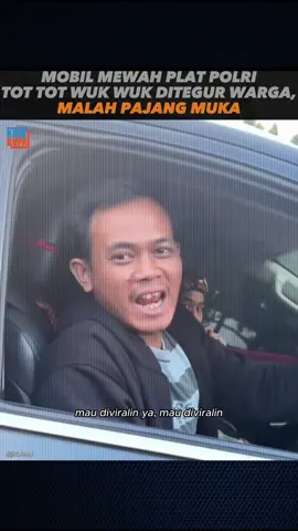 Malah pajang muka, pengendara plat Polri ditegur warga karena tot tot wuk wuk saat macet. #videoviral #mobil #plat #polri #sirene 