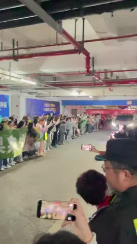 Tình hình là ngày mai là lễ khai máy của phim Lưỡng Kinh Thập Ngũ Nhật nên hôm nay các Quả Quả đã đến Vô Tích rất đông 🫣 ps: lễ khai máy kín nên chờ vật liệu của đoàn phim thôi  #thànhnghị #chengyi #phothiky #xuhuong #saohoangu 