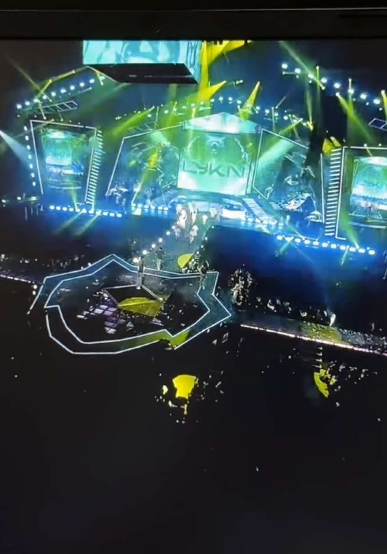 สุดกว่านี้ คือพรุ่งนี้ ทำดีทำถึง โคตรโฮ่ง คือ #LYKN  #lyknduskanddawnconcert @LYKN @Zloty @ตี๋โบ๊เบ๊ @TuiChayatorn @nnutdan @เป็นแฟนคลับตัวเอง 