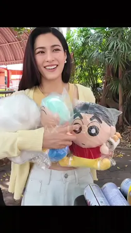 น้องออมรู้ว่าพี่หลิงชอบชินจัง ก็ไปขอชินจังมาให้พี่แบบยกแก๊งเลย น่ารักกันมากกกกก น้องออมนึกถึงพี่หลิงและเลยขอมาให้👀 #lingorm #หลิงออม #ormkornnaphat #linglingkwong #OnlyYouTheSeries 