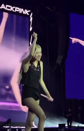 she flinched 😁 #rosé #blackpink #deadlineinkaohsiung 