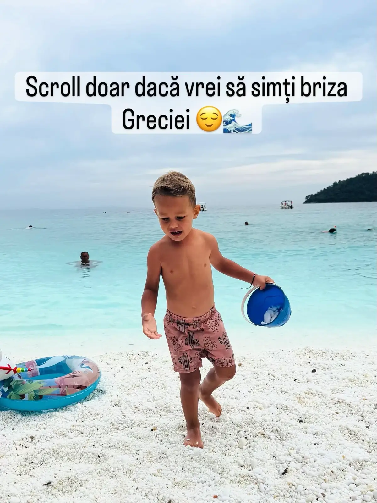 Apoi au venit plajele, lumina, liniștea. 5 imagini care-mi amintesc de ce iubesc Grecia — și de ce fiecare clipă alături de el contează. 🇬🇷✨ #Grecia #GreekVibes #FamilyMoments #SummerMemories #TravelWithKids    