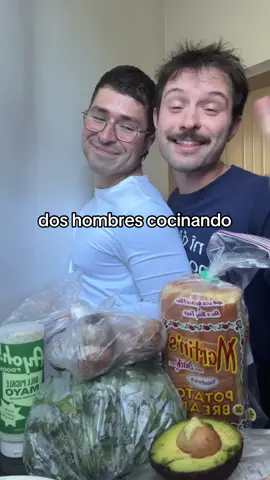 Flavio y yo estamos intentando a aprender a cocinar. Cuenten si quieren ver más videos así😭 #parati #pareja #novio #spanish 