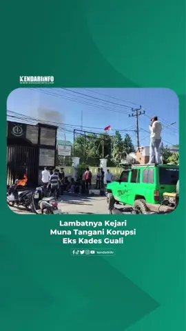 Aliansi Aktivis Mahasiswa (Alam) menggelar aksi demonstrasi di Kejaksaan Tinggi (Kejati) Sulawesi Tenggara (Sultra) mendesak agar mengambil alih penanganan kasus dugaan korupsi yang melibatkan Juiyati, mantan Pelaksana Tugas (Plt.) Kepala Desa Guali, Kecamatan Kusambi, Kabupaten Muna Barat (Mubar). Aksi protes dilakukan pada Rabu (13/10/2025). Desakan muncul, karena Kejaksaan Negeri (Kejari) Muna dinilai lambat menangani laporan yang telah dilayangkan sejak dua bulan lalu tepat pada Rabu, 13 Agustus 2025. Hingga kini belum ada kejelasan arah penanganan kasus tersebut. Sekretaris Alam, Raja Saputra, mengatakan laporan dugaan korupsi itu disertai bukti kuat berupa surat pernyataan di atas materai yang ditandatangani Juiyati. Dalam surat, Juiyati berjanji akan mengembalikan dana sebesar Rp86 juta paling lambat bulan Oktober 2024. “Kami menilai proses hukum di Kejari Muna berjalan sangat lambat tanpa kejelasan arah penanganannya. Karena itu, kami mendesak Kejati Sultra untuk segera mengambil alih kasus ini agar proses hukum bisa berjalan profesional dan transparan,” ujar Raja kepada Kendariinfo, Selasa (14/10). Ia menegaskan Kejati Sultra harus menunjukkan komitmen nyata dalam pemberantasan korupsi tanpa pandang bulu. Menurutnya, langkah cepat dari Kejati Sultra penting agar kepercayaan publik terhadap lembaga penegak hukum tetap terjaga. “Jangan biarkan kasus ini mandek di kejari. Ini menyangkut kepercayaan masyarakat terhadap kejaksaan. Kami akan terus mengawal hingga Kejati Sultra mengambil langkah konkret menuntaskan dugaan korupsi ini,” tegasnya. Menanggapi hal itu, Kasi Intelijen Kejari Muna, Hamrullah, mengatakan pihaknya tetap memproses laporan sesuai prosedur hukum yang berlaku. Ia menyebut penanganan kasus sedang pada tahap koordinasi dengan Inspektorat Kabupaten Mubar. “Kasus sementara ditindaklanjuti dengan koordinasi bersama Inspektorat Mubar. Berdasarkan informasi yang kami peroleh, sudah ada pemeriksaan khusus dan ditemukan indikasi kerugian negara sekitar Rp86 juta,” jelas Hamrullah, Jumat (17/10). Hamrullah mengungkapkan pihaknya masih dalam tahap pengumpulan data dan keterangan. Ia memastikan penanganan kasus berjalan sesuai standar operasional dan tidak mengalami kendala berarti. “Kami masih dalam tahap pengumpulan data dan keterangan. Penanganan kasus ini berjalan sesuai dengan standar operasional dan tidak ada kendala,” pungkasnya. #kendariinfo #kendari #sulawesitenggara #sultra 