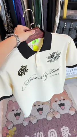 អាវយឺតកបើកចូលស្តុកថ្មីបងៗ  មាន2ពណ៌🫶🏻 •• Polo t-shirt new arrival  , oversized •• • Size : M / L / XL / 2XL • ប្រភេទសាច់ទន់ត្រជាក់ មិនហប់ មិនស្គៀប ស្រួលពាក់បងៗ