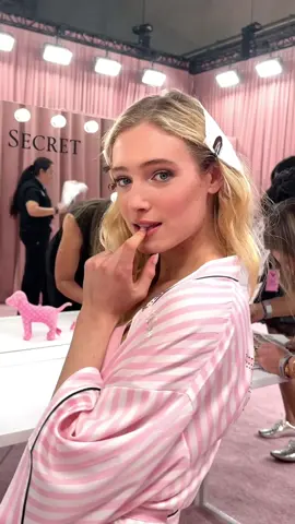 The @summer_dirx edit we all needed 🩷 #VSPINK #VSFashionShow #VSFS 