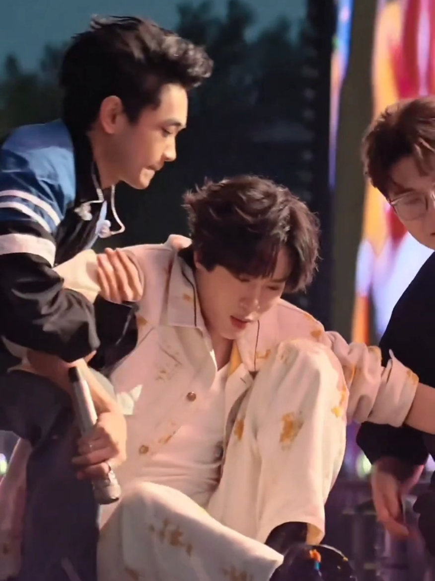 เฮียขอร้องทำดีๆ เรายังหนุ่มยังแน่น และดูทำตัวโครตจะลุงเลยอย่าเป็นแบบนี้ดิ5555🤣🦊💙 #ZhanXuan #展轩 #จ่านเซวียน #ZhanXuanYangzhouMusicFest #fypシ゚ 