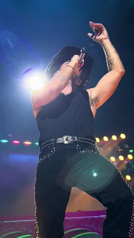 Cake by the ocean🍰🌊🥵 #moodycenteraustin #JonasBrothers 