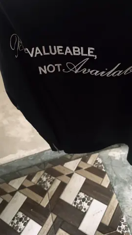 Workshirt Hole Phoria hadir dengan desain boxy yang kece abis! Bahan premium, adem, dan pastinya bikin lo tampil makin standout. 🔥 #workshirt #workshirtholephoria #workshirtboxy #skena #skenaoutfit 