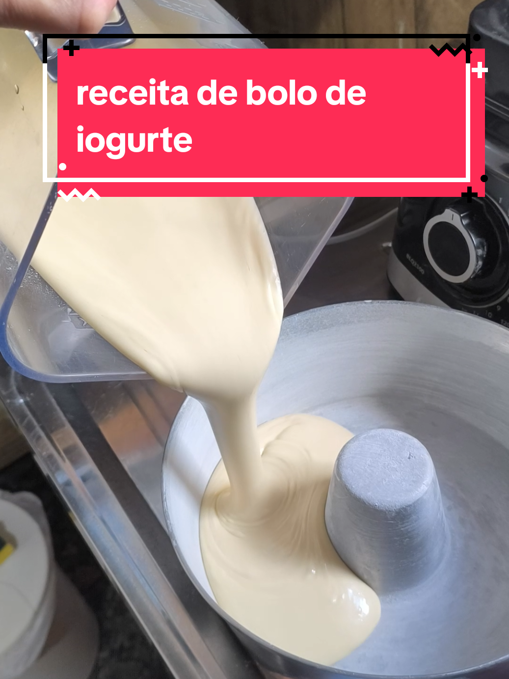 bolo de iogurte  quatro ovos inteiros, um potinho de iogurte 170 g, 1/2 xícara de óleo, duas xícaras de farinha de trigo, duas xícaras de açúcar, uma colher de sopa de essência de laranja ou baunilha, uma colher de sopa de fermento para bolo é só bater tudo no liquidificador e levar para assar em forno pré-aquecido 180 graus por uns 40 minutos mais ou menos ou até que o palito sai a seco