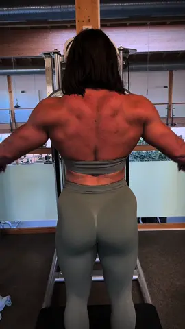 Boulder shoulders #bodybuidling #GymTok #musclemommy #bouldershoulder #backgains 