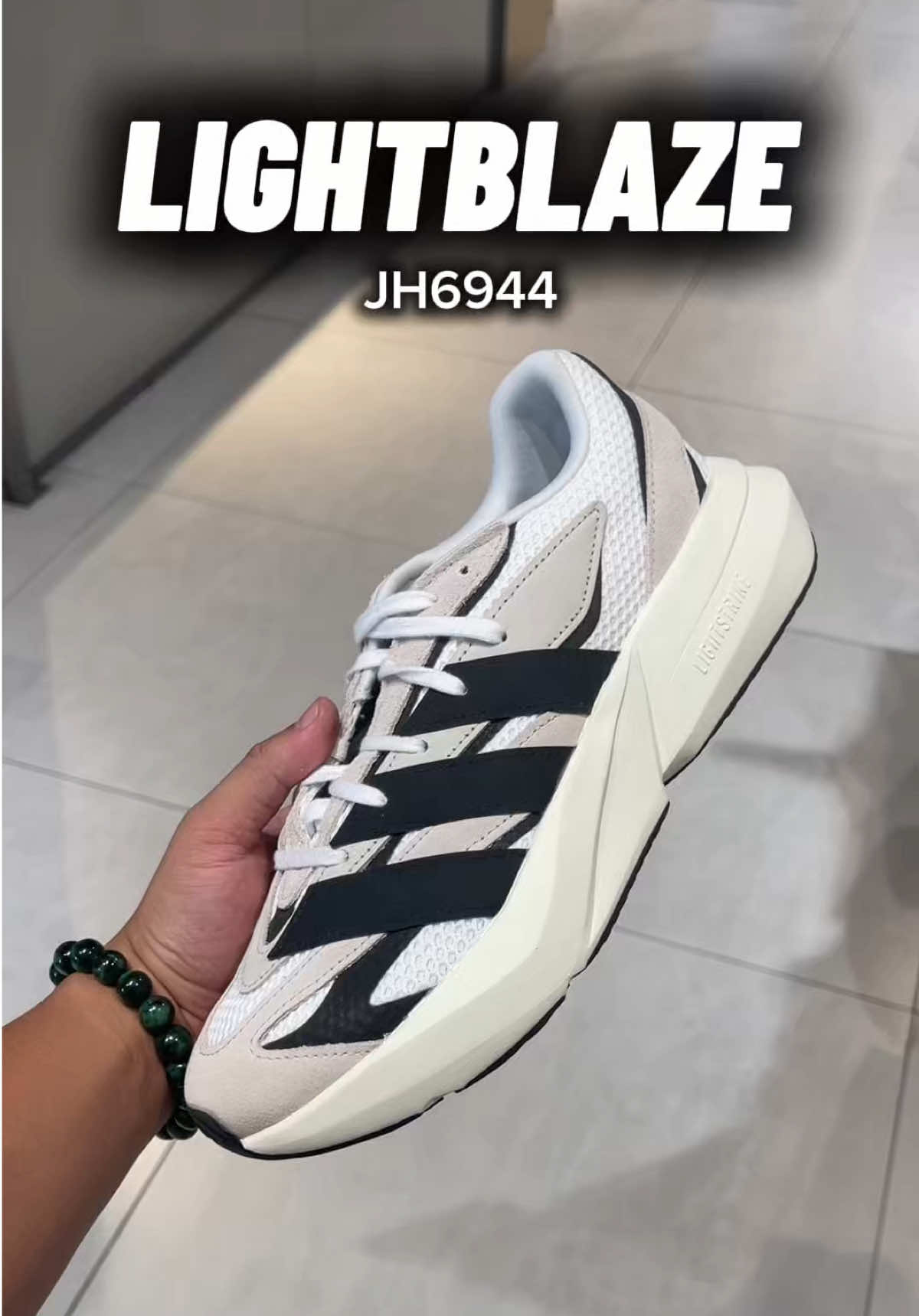 Chuẩn phong cách street-sneaker mà vẫn thoải mái cả ngày — adidas Lightblaze JH6944 💥 Upper kết hợp mesh + suede/nubuck, nhìn “clean” mà vẫn chiều chuộng chân bạn. Đệm Lightstrike nhẹ tênh, mỗi bước như “bật nhẹ” — đi học, đi làm, đi chơi đều ổn. Màu Alumina/Core Black/Cloud White chủ đạo — phối đồ cực dễ, từ outfit tối giản tới street style nổi bật. Muốn một đôi sneaker vừa đẹp vừa “được việc”, Lightblaze chắc chắn nằm trong danh sách nên cân nhắc 🔥 #adidas #Lightblaze #SneakerLife #StreetStyle #OOTD  