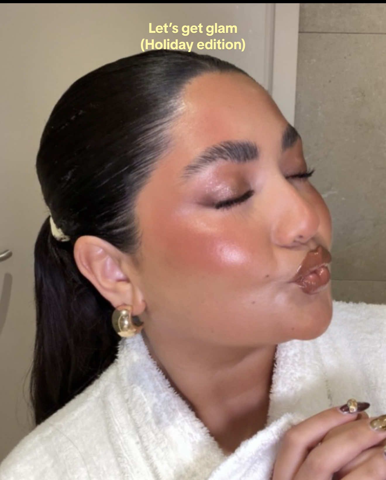 Getting ready in a bathroom on holiday in a fluffy bath robe >>>> 🍸🍸🍸#grwm #holiday #glammakeup #glowymakeup #glammakeuplook 