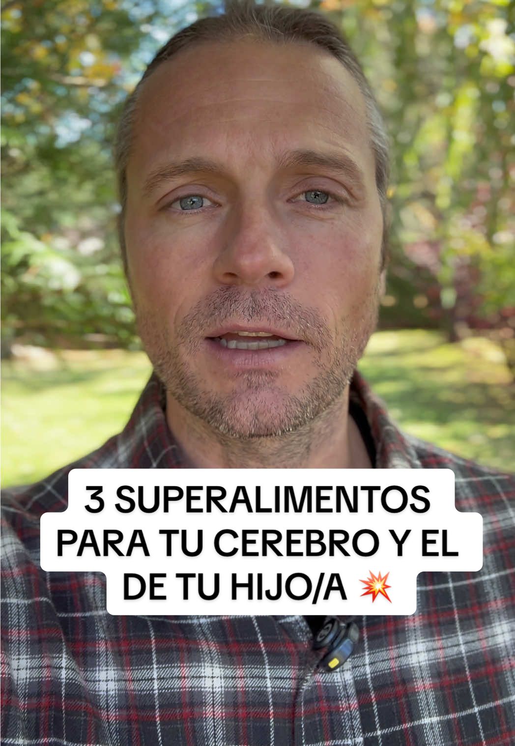 El cerebro de un niño se construye con lo que come cada día. Durante los primeros años, su sistema nervioso se desarrolla a una velocidad asombrosa — y necesita nutrientes específicos: 🐟 Pescado azul (sardina, caballa, salmón): fuente de DHA, la grasa estructural del cerebro. 🥚 Huevos camperos: aportan colina, precursora de la acetilcolina, clave para la atención y la memoria. 🥩 Hígado: rico en hierro y vitamina B12, esenciales para la mielina y la energía mental. 🌰 Nueces, chía y lino: grasas buenas y antioxidantes que modulan la inflamación. 🌿 Cúrcuma: condimento antiinflamatorio natural que protege las neuronas del estrés oxidativo. Cada alimento contribuye a la neuroplasticidad, la regulación emocional y la vitalidad cognitiva. No se trata de superalimentos, sino de coherencia nutricional desde los primeros años. Lo simple, cuando se entiende, se vuelve extraordinario 🧠✨ #SherpaDeTuBienestar #NutricionInfantil #NeurocienciaInfantil #CrianzaConCiencia #SaludYBienestar 