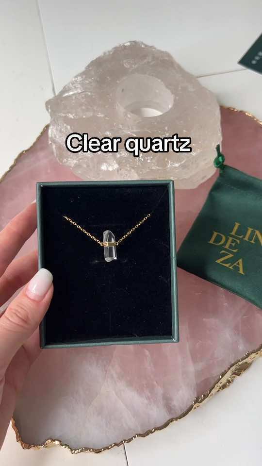 Wenn du deinen Bergkristall nicht reinigst, kann er seine Energie verlieren ✨ Er speichert alles, auch alte oder negative Schwingungen. Dann fühlt er sich schwer an und wirkt nicht mehr so klar. Am besten mit Mondlicht, Räucherwerk oder deiner Intention reinigen #bergkristall #klarquarz #schmuckstore #kristalle 