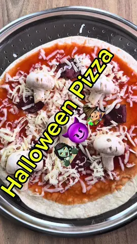 How to make an easy Halloween pizza ? 🍕🧛‍♀️ #shorts #reels #pizza #halloween #food 