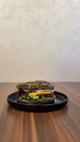 Carne suculentă. Sos secret. Gust memorabil. 🔥 Restaurant Luneria – se deschide pe 1 Noiembrie. Pregătește-ți pofta! 🍔💫 #Luneria #OpeningSoon #BurgerLovers #kauflandmoinesti #foruyou 
