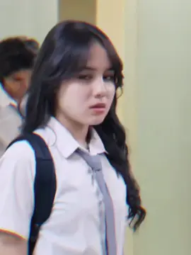 Boleh berbeda pandang, tapi jangan saling melukai. Setiap rasa punya alasannya sendiri, dan gak semua harus dimengerti. Kadang orang lupa, di balik rasa yang sederhana, ada hati yang berusaha kuat meski terus disalahpahami. Ini hati, tolong hargai. 🤍 #CapCut #fyp #aryamohan #nicolerossi #mohannicole #asmaragenz #asmaragenzsctv 