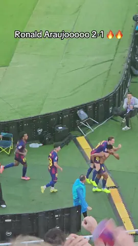 Last-minute madness at Montjuïc! 😱💥 Ronald Araújo smashes it in at the death to win it for Barça! 💙❤️🔥 #ForçaBarça #Araujo #FCBarcelona 