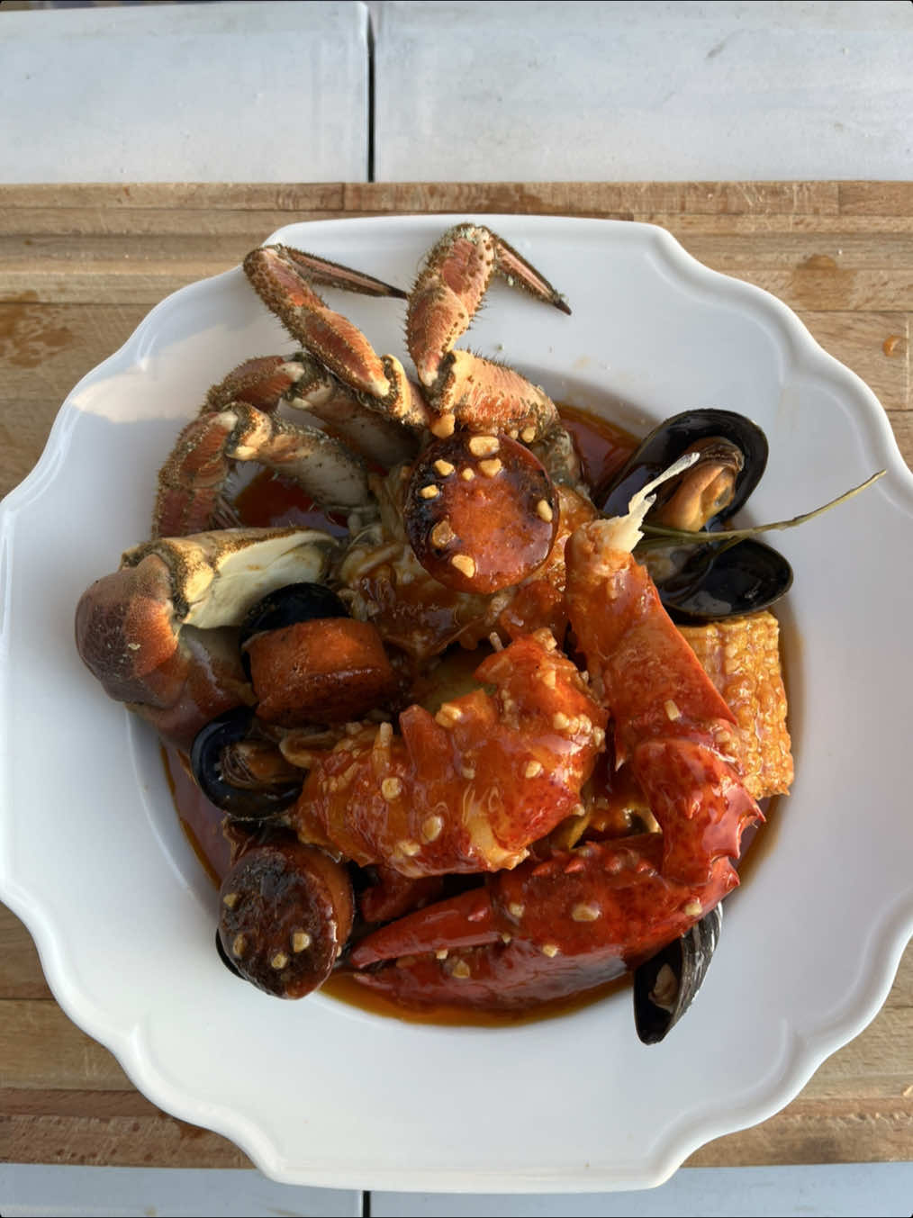 Seafood Boil🦞 till mina svärföräldrar 💛 Ingredienser: Första uppkok 1. -3st lök -2 majskolvar -1 knippe timjan å rosmarin  -500g potatis  -3l fiskbuljong  Låt koka i 10-15 min  Smörsåsen - 500g brynt smör - 1 dl mild chilisås  - 2 msk vitlök - 1dl Apelsinjuice, 1dl citron juice - 1 msk Tomatpuré  Kryddblandning  - 1 msk salt - 1/2 msk svartpeppar  - 1/2 msk canyanpeppar - 1/2 paprika pulver - Smaka upp med soya Andra uppkok 2. - blåmusslor  - Räkor - Chorizo (stek) - Hummer  Låt koka i 5-10 min!  #fördig #mat #hummer #räkor  #gott  