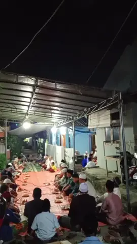lagi acara tahlilan di rumah Alhamdulillah banyak yang datang Aamiin 