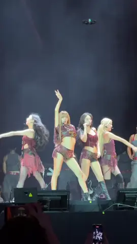 Yg di tunggu²😍💃🕺 Day1 Deadline world tour in Kaohsiung. #jump #lisa #jennie #rosie #jisoo 