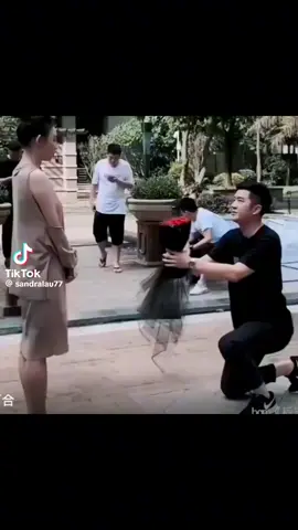 電梯男有義氣啊