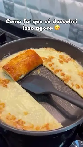 Pudim turco caramelizado feito na frigideira ✨ Ficou tão delicioso que você precisa experimentar pelo menos uma vez! Sério, quase não tem diferença daqueles que compramos na confeitaria! 👌🏻 Ingredientes – Para o creme: • 2 e ½ xícaras de leite • 1 gema de ovo • 1 e ½ colheres (sopa) de farinha de trigo • 1 e ½ colheres (sopa) de amido de milho • 1 xícara de chá de açúcar • 1 sachê de baunilha (ou essência) Para caramelizar na frigideira: • 2 colheres (sopa) de açúcar de confeiteiro Modo de preparo: 1- Em uma panela, misture bem todos os ingredientes do creme até ficar homogêneo. 2- Leve ao fogo médio, mexendo sempre até engrossar e começar a borbulhar. Desligue o fogo. 3- Em uma frigideira (que possa ir à geladeira depois), polvilhe uniformemente o açúcar de confeiteiro. 4- Deixe derreter em fogo médio sem mexer. 5- Despeje o creme com cuidado sobre o açúcar derretido. 6- Cozinhe em fogo bem baixinho por cerca de 10 minutos (deve borbulhar levemente, como no vídeo). 7- Tampe a frigideira e deixe esfriar em temperatura ambiente. 8- Leve à geladeira por 2 horas. 9- Depois é só cortar em tiras, enrolar como um rocambole e servir! 💫 Para quem testar: espero que goste tanto quanto eu! Bom apetite! 🙏🏻✨ #pudimturco #pudim #receitas #receitasfaceis #comerbem    