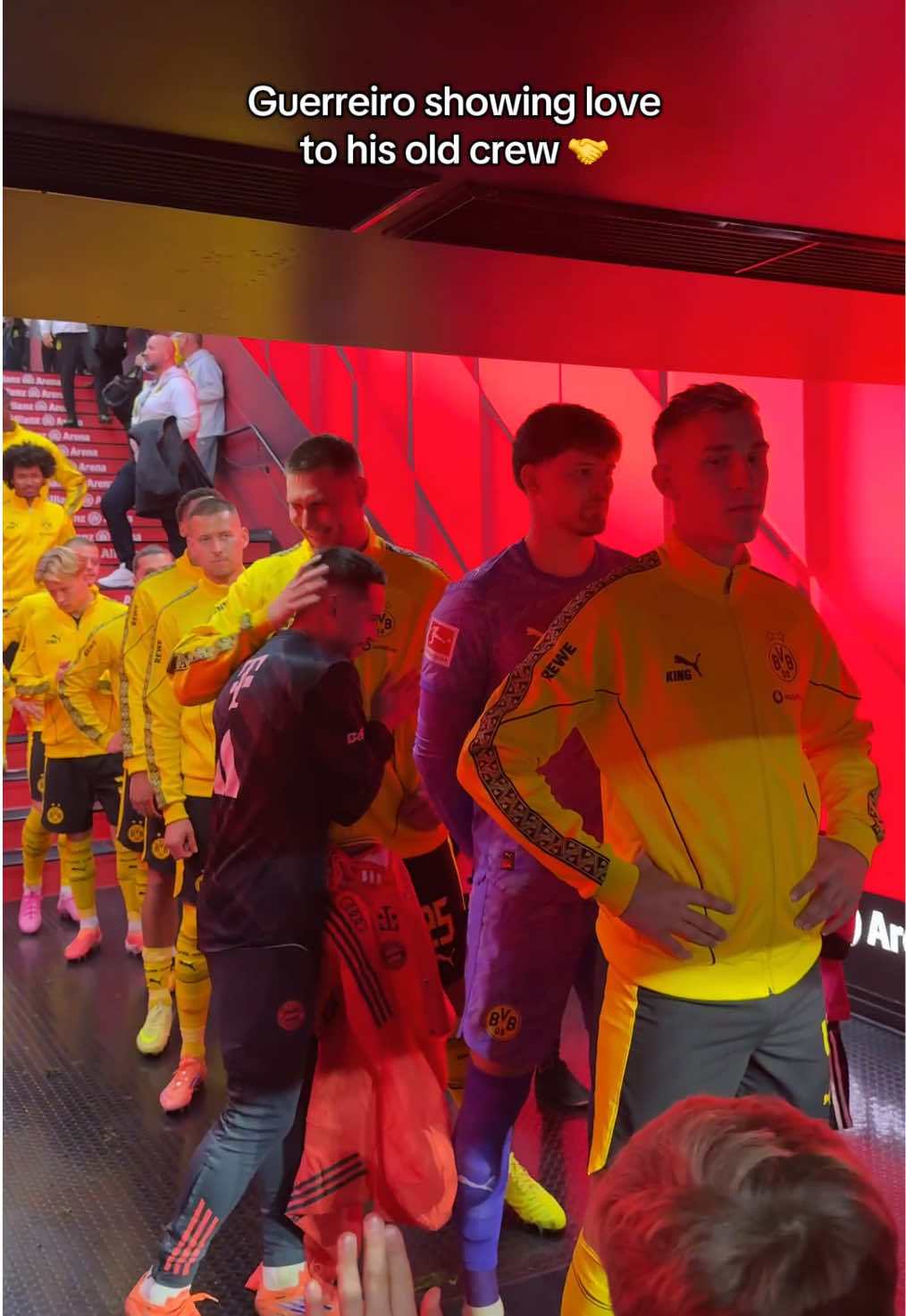 Former teammates still got the bond 🤞 #bundesliga #fussball #fcbayern #bvb #guerreiro 