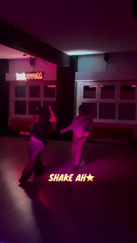 DC: @badgyalcassie // dancer : @Mihri @Alessia #fy #foryoupage #afro #shakeah #dance