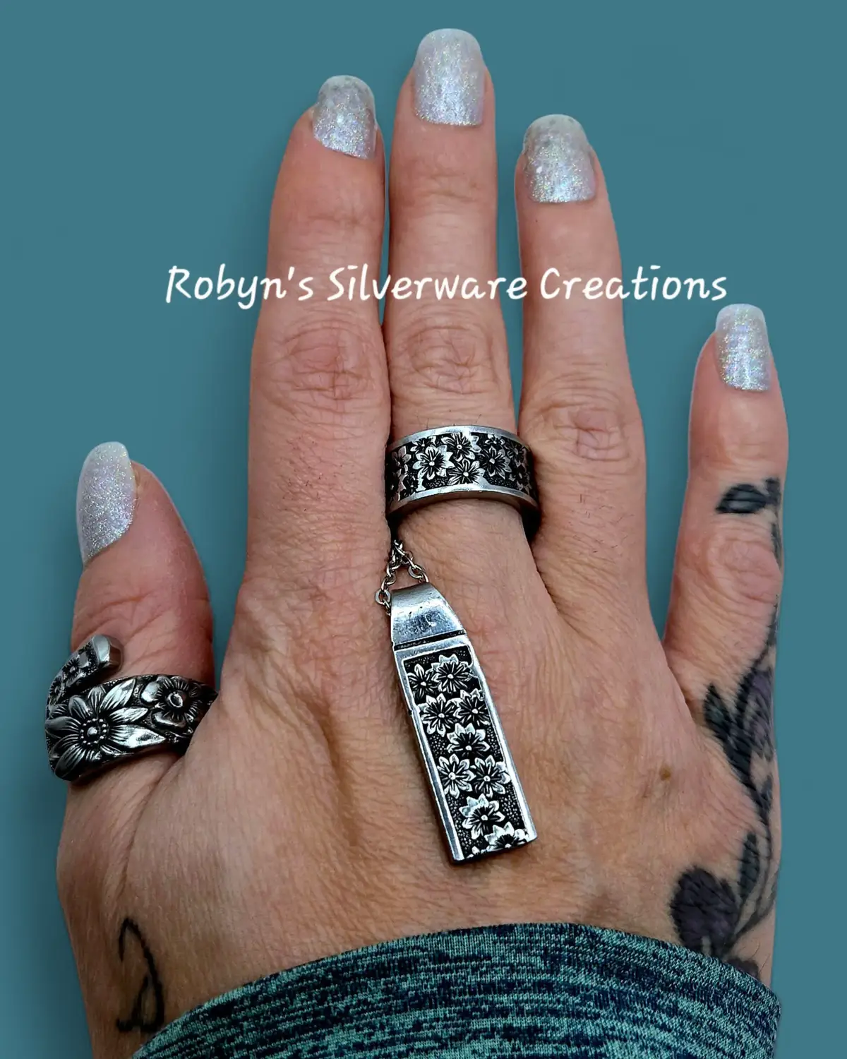 These pieces were made from a stainless steel butter spreader I found when thrifting the other day! I am on a mission to find more of this pattern, but since I haven't found any yet, I claimed these for me 🥰🫣 #thrifting #thriftingfinds #ring #handmadejewelry #upcycled 