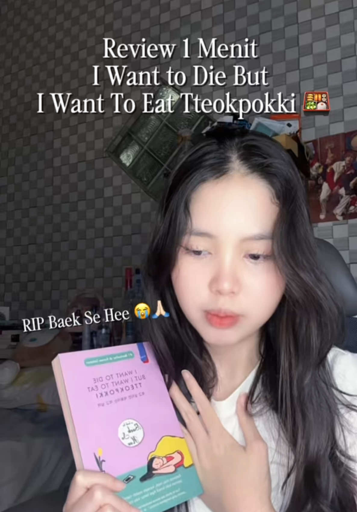 Review 1 menit | Ep 20  Judul: i want to die but i want to eat Tteokpokki 😭  Rest in peace Baek Se Hee 🙏🏻 Jujur ini buku self improvement pertama yang aku beli pas masih SMP dan buat aku sadar kalau kehidupan sesulit apapun berusahalah untuk hidup.  Dan aku sedih banget pas dengar Baek Se Hee telah tiada 😭 karena buku dia lah aku jadi suka baca buku self improvement  #baeksehee #iwanttoeattteokboki #bookreview #BookRecommendations #bookselfimprovement 