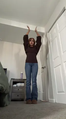 This one is actually hard fast 😂😂 been trying to learn it with more energy but when it’s this fast I can’t keep up 😂😂😂#dance #tiktokdance #fyp 