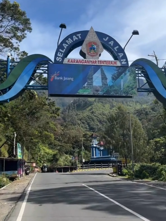 TAWANGMANGU - SARANGAN  📍 Telaga Sarangan Magetan  📸 Sc.vt//  jangan lupa follow👇👇 @saranganofficial @saranganhotels @sarangantravel _________ #sarangan #telagasarangan #saranganofficial #sarangantravel #saranganhotels 