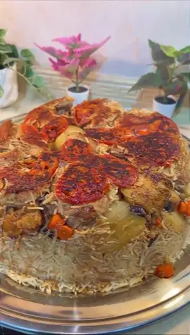 #مقلوبة_دجاج#اكسبلورexplore_ترند #تهاني_العسيري#اكسبلور_ترند_منصة_الأضواء_العالم #الطعم_حكاية_ وصفة المقلوبة  الدجاج: مقطع أرباع، صدمته بالسمن عالنار، نزلت عليه بهاراتي المشكلة والخاصة، بصلة، بهارات صحيحة، وملح. وماء وغطّيته وخليته يستوي على راحته. الخضار: باذنجان، بطاطس، جزر، رشة ملح وقليتهم، وبصلة كرملتها للنكهة. الرز: مزّة حبة طويلة + ربع الكمية رز مصري، منقوع ٤٠ دقيقة. شوحّت طماطم على النار. حمّرت شعيرية في سمن وزيت، وخلطتها مع الرز + بهاراتي الخاصة. الترتيب في القدر: طماطم مشوحة → الدجاج → الخضار → البصل المكرمل → الرز بالشعيرية والبهارات صبّيت مرق الدجاج المغلي، خليته يغلي على نار عالية، بعدها هديت النار وتركته يتسبك بهدوء.  المكسرات على الوجه لوز .. حسب الرغبة .. 