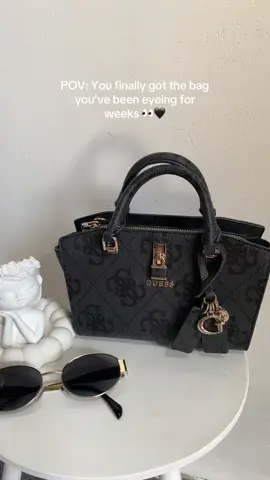She’s small, she’s luxury, she’s MINE. 🖤 #guessminibag #guessofficial 
