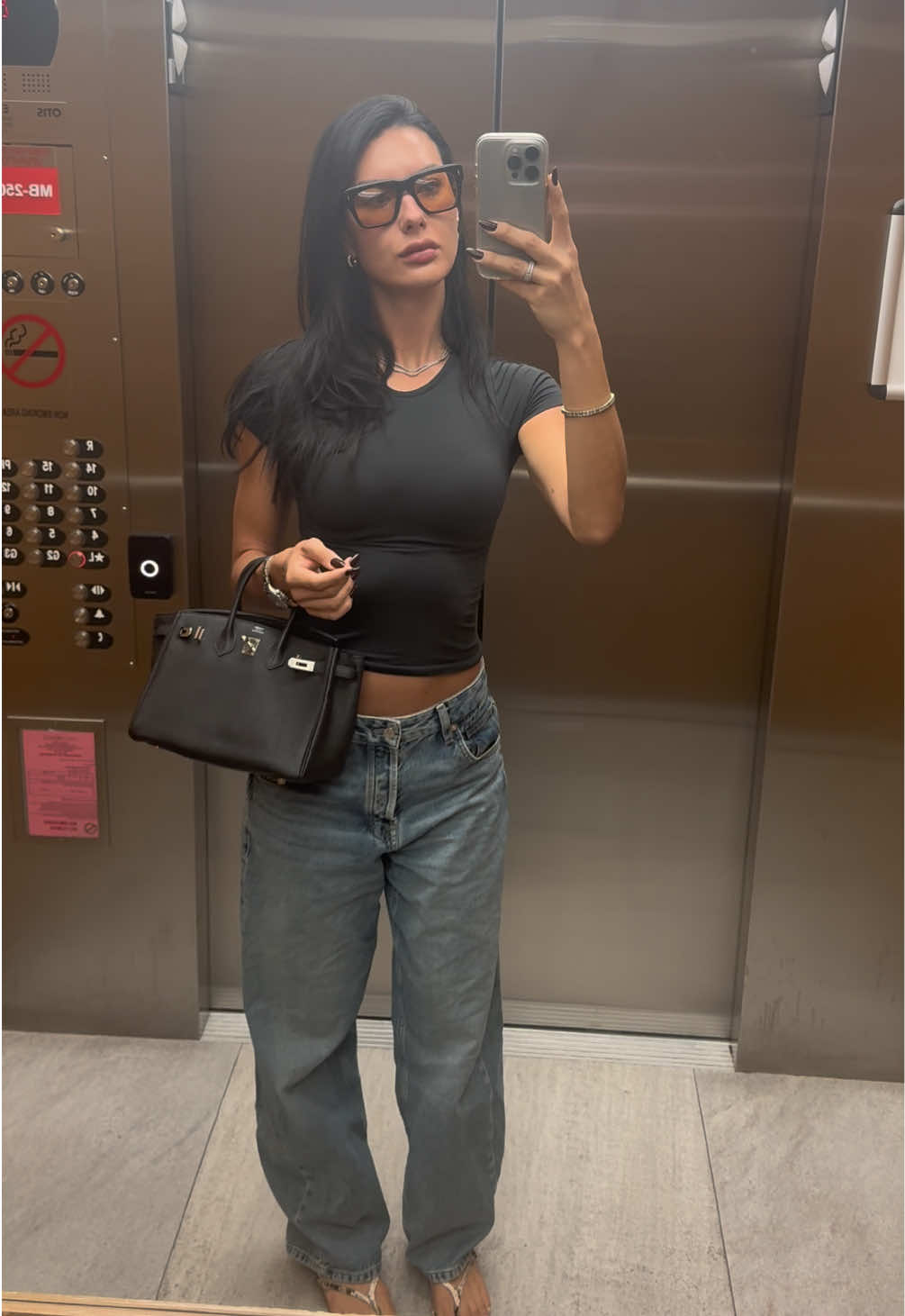 no makeup + big sunglasses combo 😎 