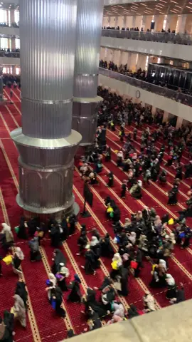 masyaallah tabarakallah antusias di masjid istiglal membludak 🥺🤍 #ustazahhalimahalaydrus #hubabahummusalimbinumarbinhafidz #masjidistiqlal 