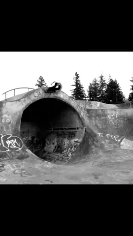 Jamie Jacobson é um(a) skatista que aparece em publicações de skate-park em Vancouver, Washington (EUA).   	•	Em um artigo da fotógrafa Dabe Alan para The Image Story, Jamie foi descrito como um “one-speed kinda guy: fast – and as big as possible”, que estava filmando com o amigo Jordan Hutori em Vancouver Park.   	•	Em outro registro no blog da marca Lib Tech, aparece uma foto com a legenda “Jamie Jacobson planting one at Churchill Skatepark.” 	•	Existe uma tag “Jamie Jacobson” no site da revista de skate internacional Confusion Magazine, o que sugere que ele apareceu em eventos ou sessões de skate documentadas. #s#skates#skatemylifers#skateboards#skateanddestroyev#videomakerskate