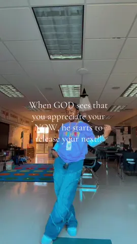 😇 Happy Friyay ✌🏾 #wardrobeinspiration #teacherootd #classroomoutfits #cuteootd #outfitideas 