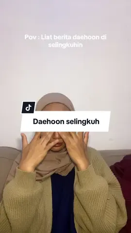 Jujur tadi pagi gue udh nangisin ini dan skrng gue makin nangis lagi 😭😭 ga bsa bgt cwe baperan kaya gue denger berita kaya gini . Makin liat beritanya makin sakit bgt . Ga pernah nangisin berita perselingkuhan orang lain . Tpi liat cwo nya setulus itu kenapa kok bisa sampe di selingkuhin😭😭😭😭😭 BAYANGIN DIA MAU NGURUSIN 3 ANAK 😭😭😭😭😭😭😭 #juhe #daehoon #daehoonjulia 