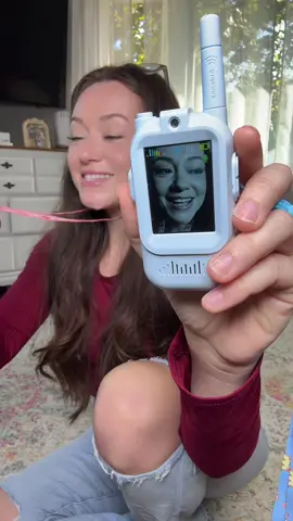 I wish I had these when I was growing up! How cute to be able to video call through a walkie talkie #christmasgiftideas #kidsgiftideas #giftsforkids 