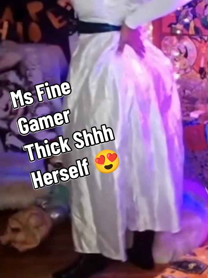 cmonnn baby throw that MF right now 😂 been stuck on my mind since last night 🔥 #goddesscleopatra #halloweencostume #streamer #thick #twerk 