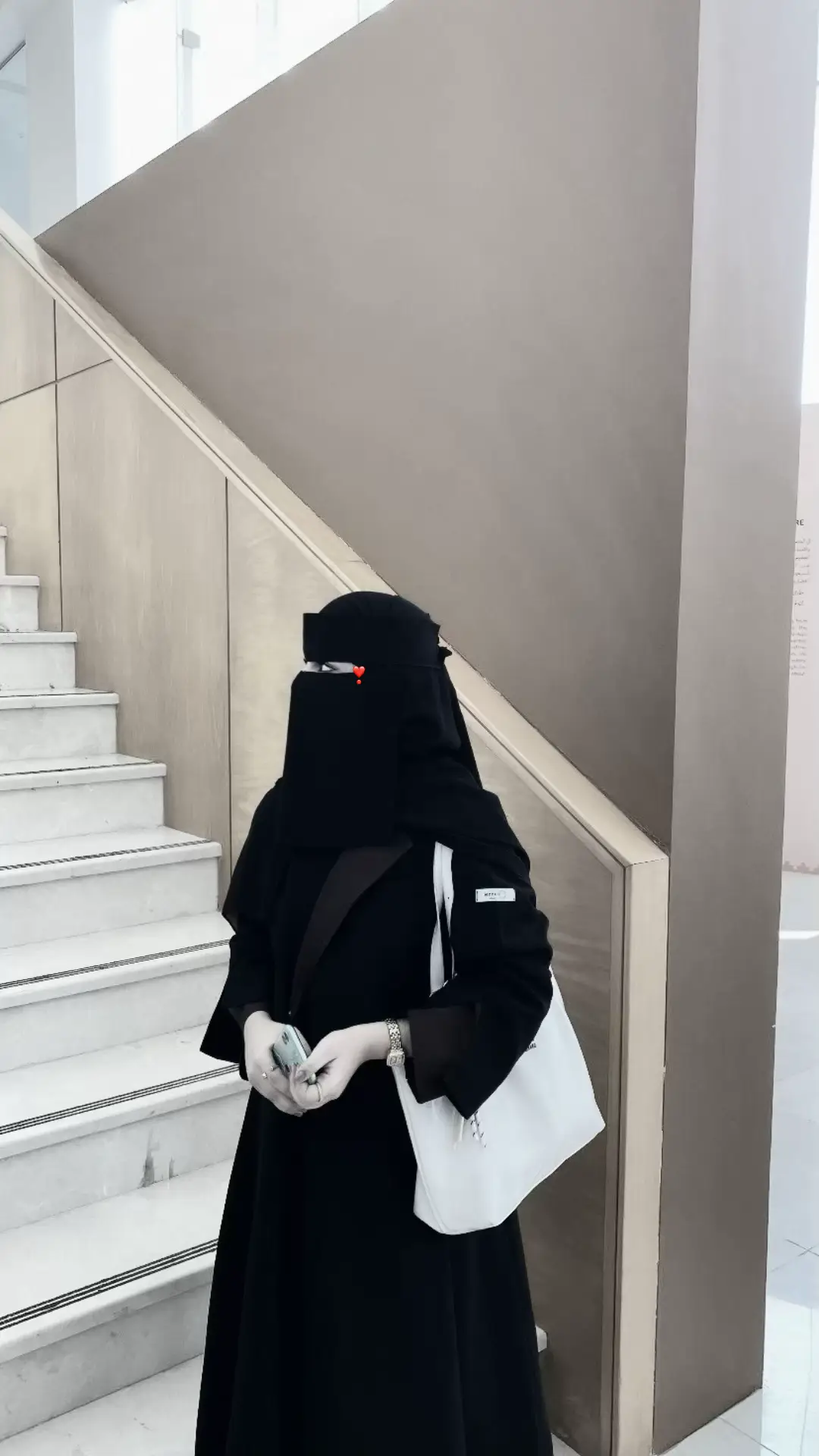خَلَيَ العَذارَى يلبْسَون فسَاتَين َ انتي قمَرهمَ لَو لَبسَتَي عبَأت َ..❣️